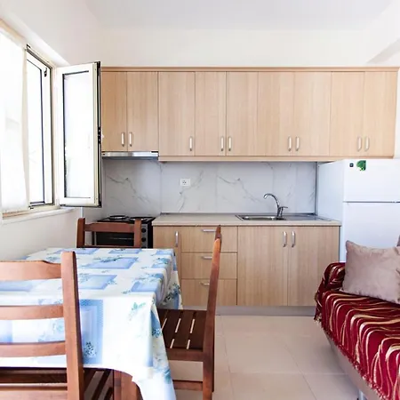 Lantställe Zisi Himare